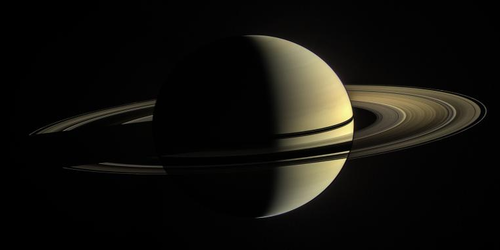 La suciedad espacial revela la edad de los anillos de Saturno